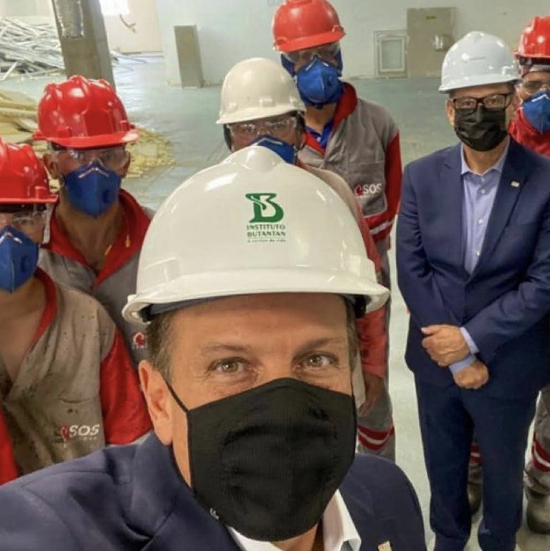 Equipe trabalhando em demolicao interna