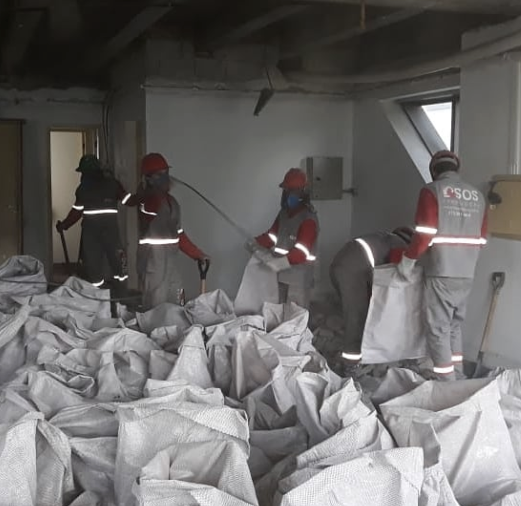 Obra de demolicao em complexo corporativo