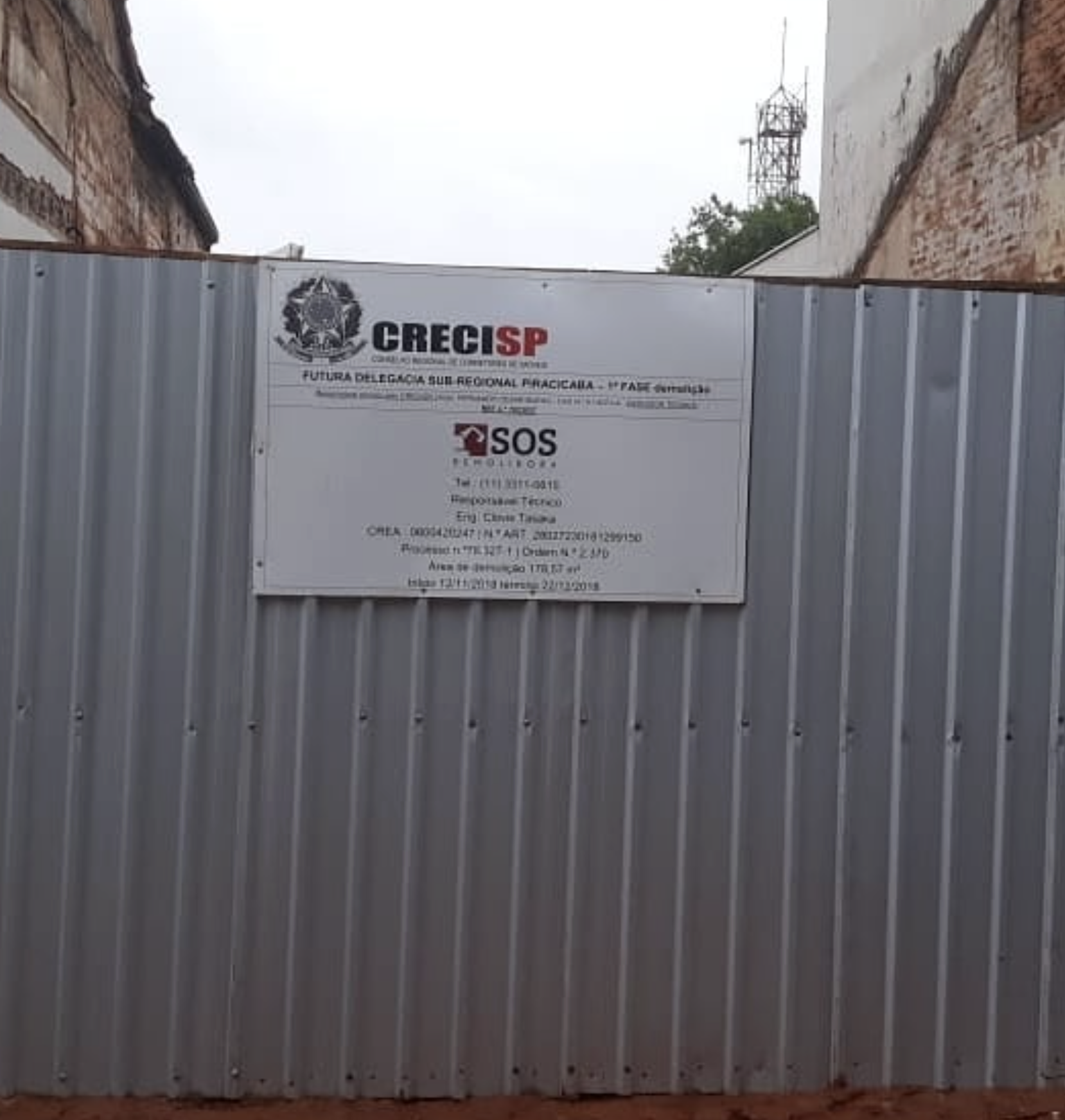 Equipe realizando remocao interna com sacos de entulho